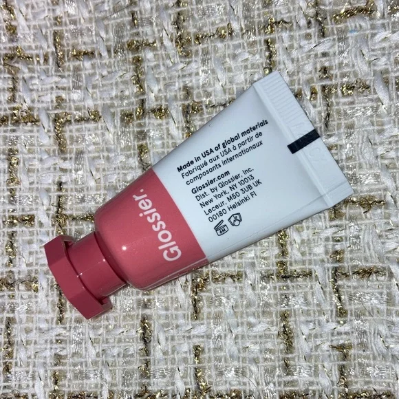 Glossier Cloud Paint in Crimson - Picture 2 of 2